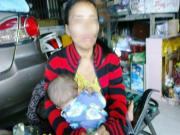 Đời cay đắng của người mẹ phơi nắng con để bán vé số