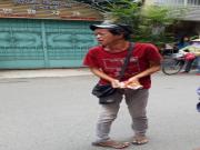 Cảm thương người đàn ông câm điếc, bị giật vé số mà không thể kêu ai